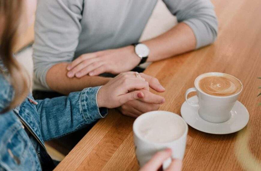 Photo Couple talking