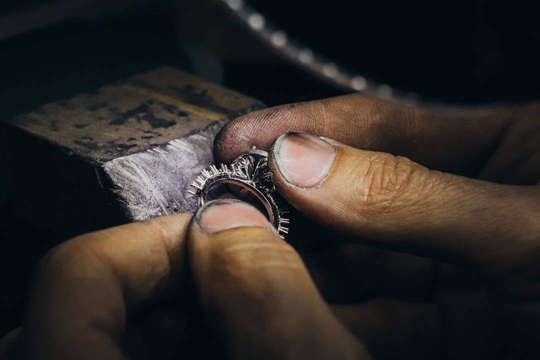 Die Eleganz von Weißgold Ringen für die Verlobung
