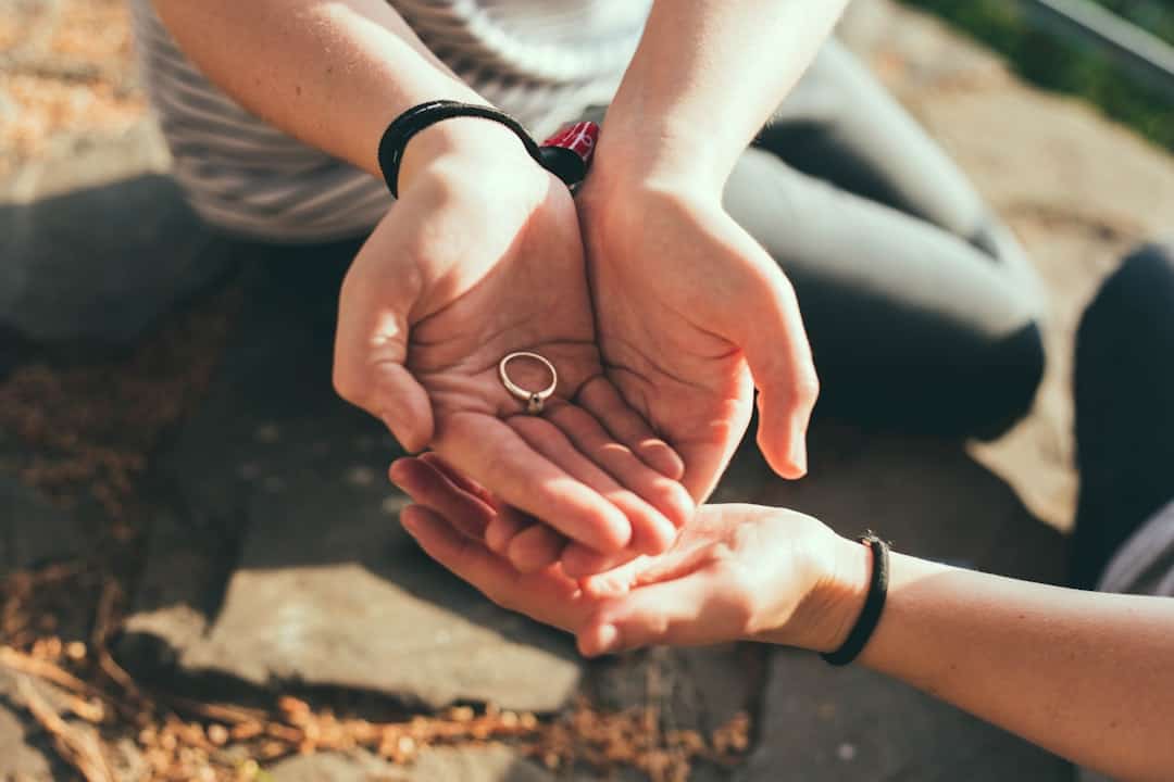 Verlobung im Garten: Ein formaler Anlass im Freien