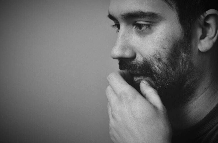 Photo Thoughtful man