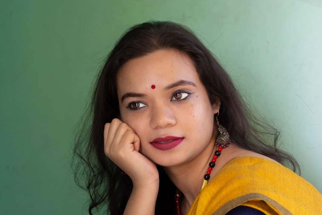 Photo Thoughtful woman