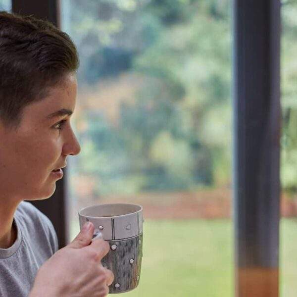 Photo Thoughtful woman