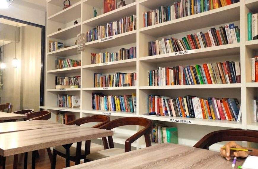Photo Solomons bookshelf