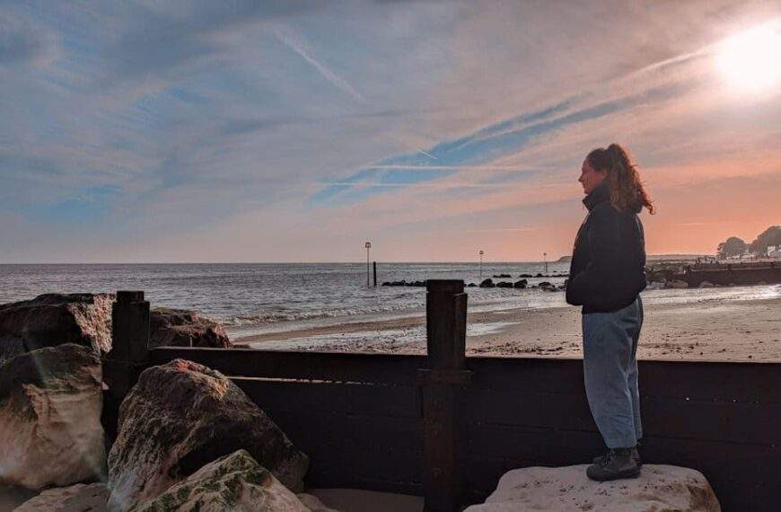 Photo Thoughtful woman
