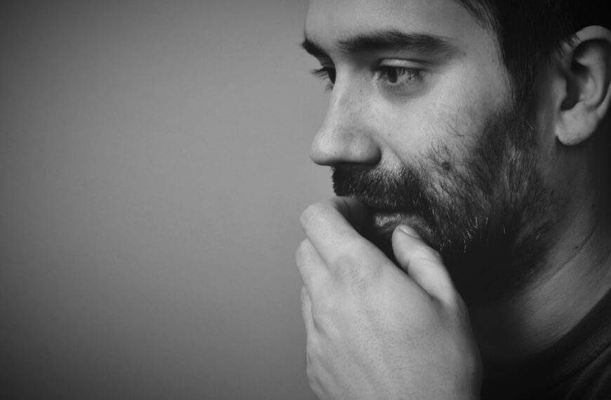 Photo Thoughtful man