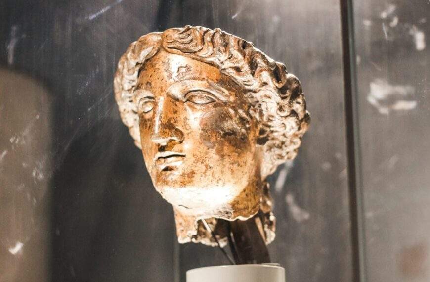 Photo Seneca: Womens Role Image: Roman Statue