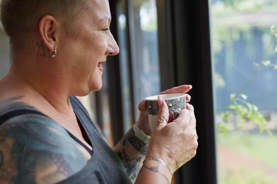 Photo Thoughtful woman