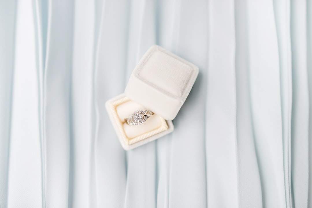Traditionelle Verlobungsgeschenke: Zeitlose Symbole der Liebe