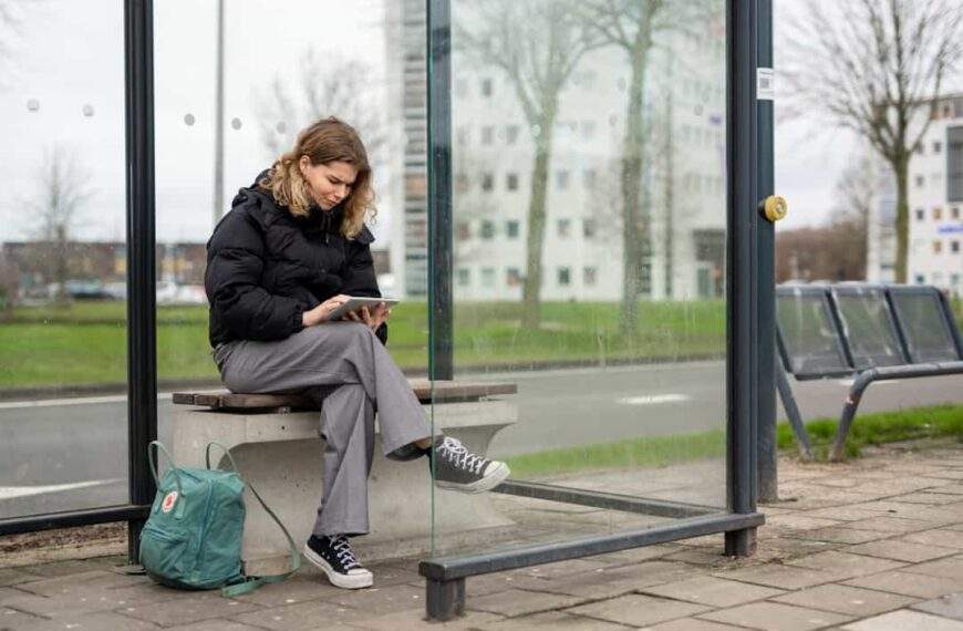 Photo Thoughtful woman